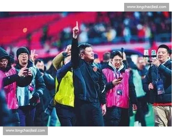 八年蛰伏终圆梦！辽宁铁人冲超，鞍山球迷燃爆铁西