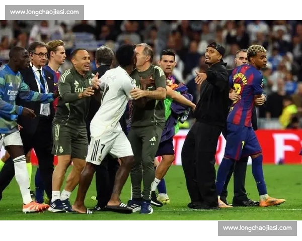 德容直言皇马围堵拉明 “夸张”:一场被放大的德比风波 德容直言皇马围堵拉明 “夸张”:一场被放大的德比风波